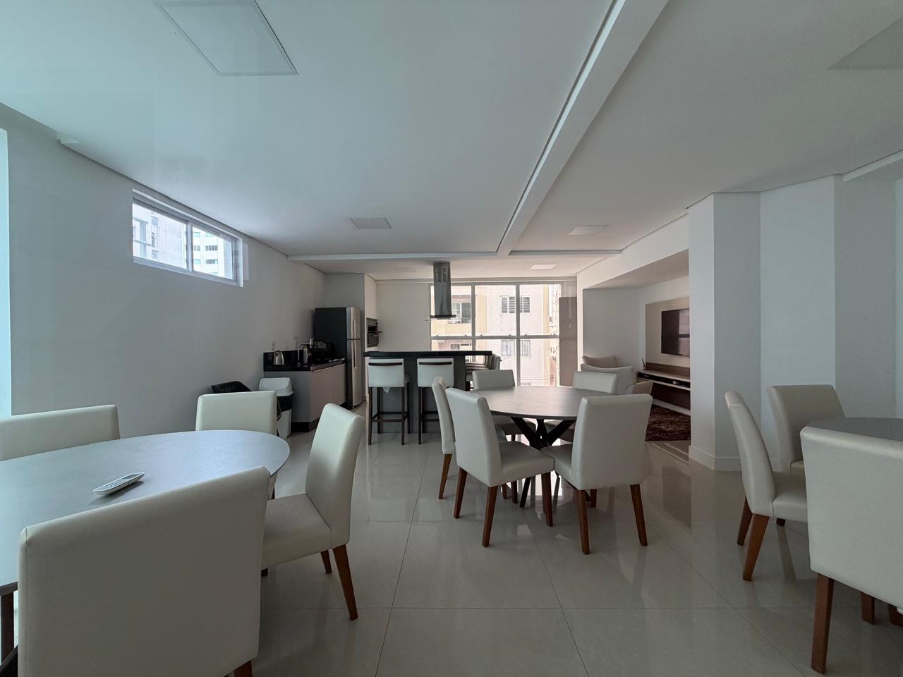 Apartamento com 03 suítes e 03 vagas no Centro de Balneário Camboriú.