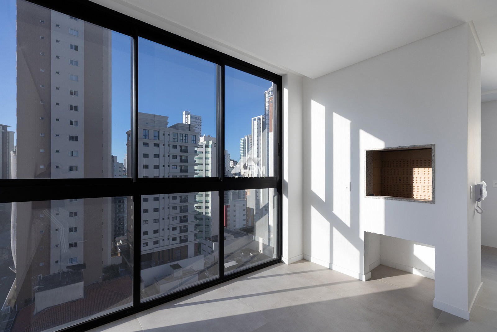Apartamento com 02 suítes e 03 vagas de garagem em Balneário Camboriú.
