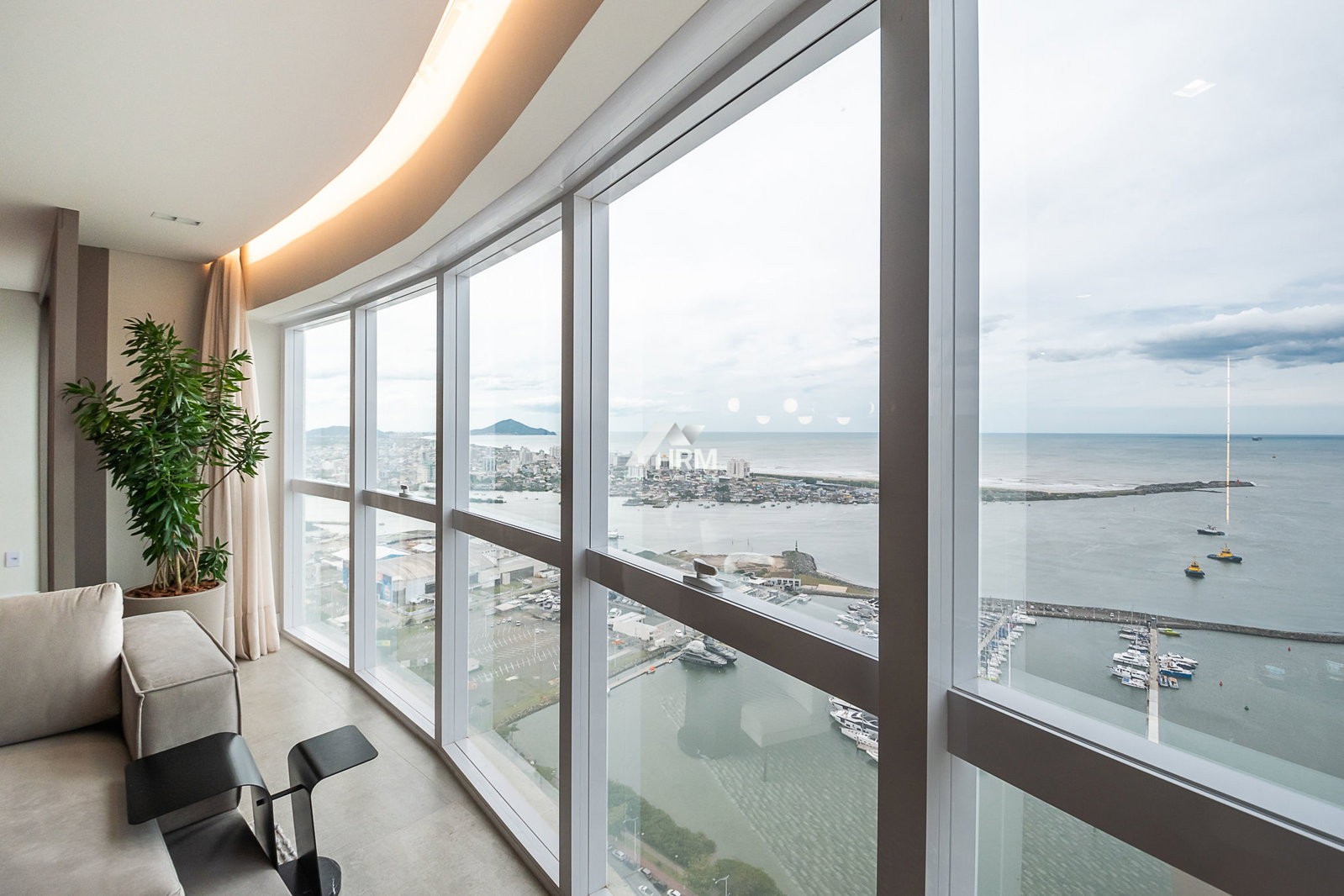 Cobertura Mobiliado, Com Vista Mar e 03 Suítes. Centro, Itajaí. 
