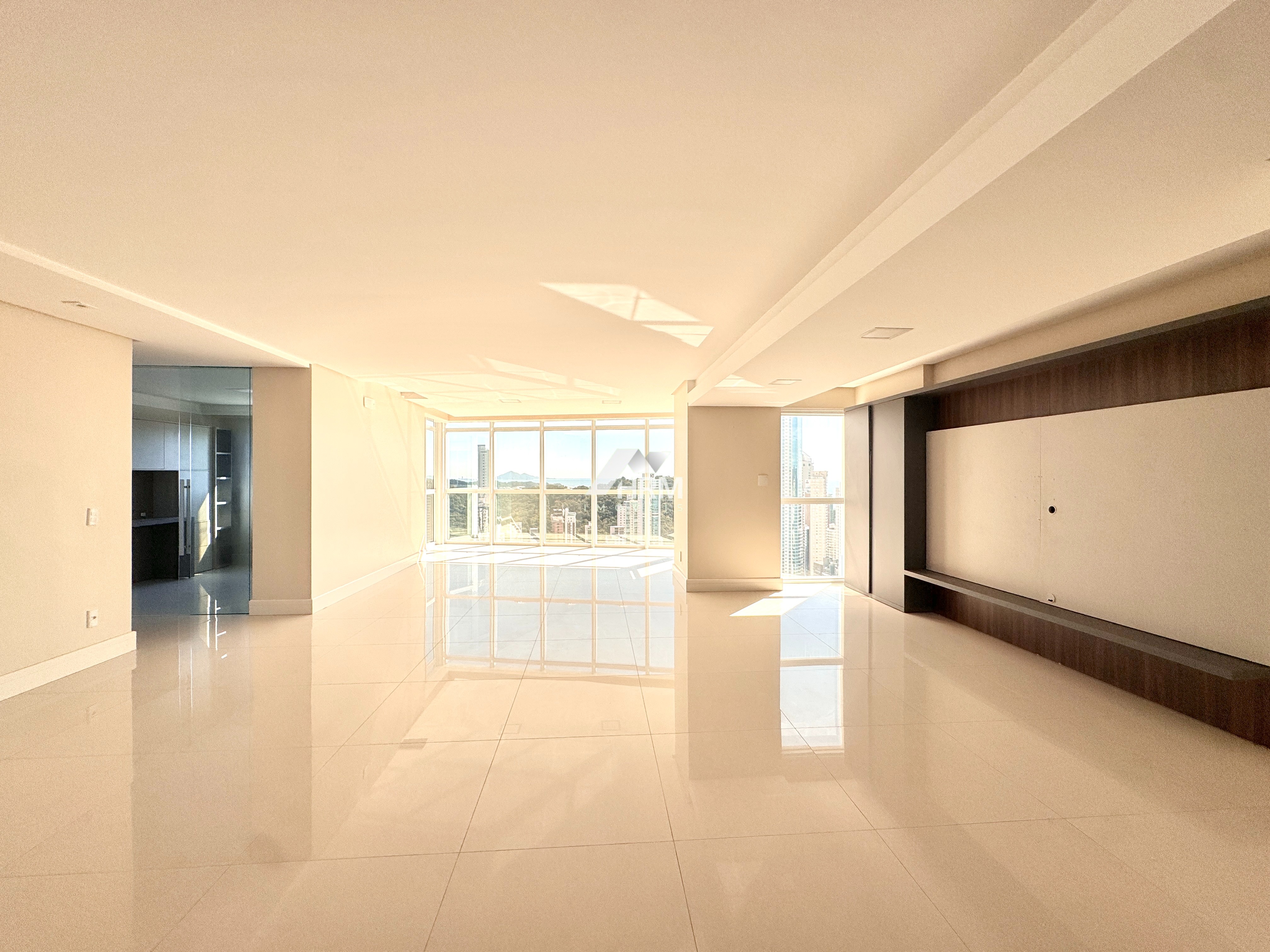Apartamento à venda, com 04 suítes no bairro - Pioneiros, Balneário Camboriú.