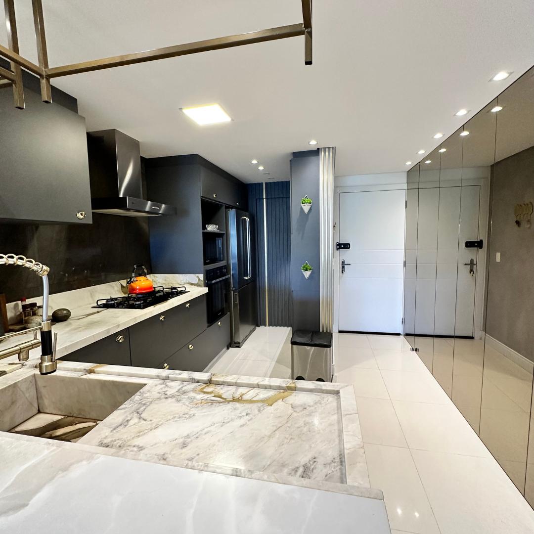 Apartamento mobiliado e decorado com 03 quartos na Praia Brava.