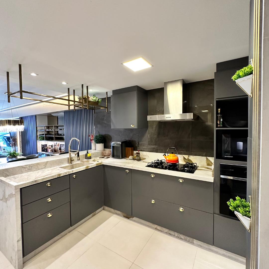Apartamento mobiliado e decorado com 03 quartos na Praia Brava.