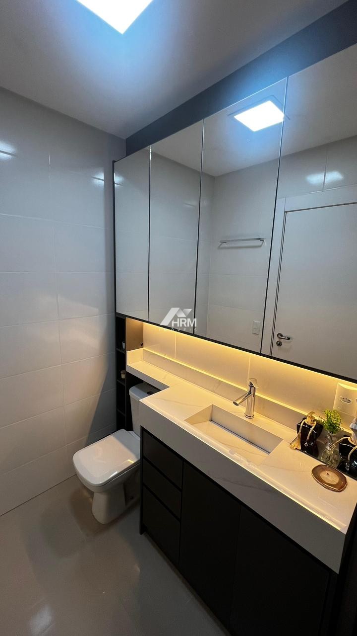 Apartamento Mobiliado Com 02 Quartos no Centro de Camboriú.