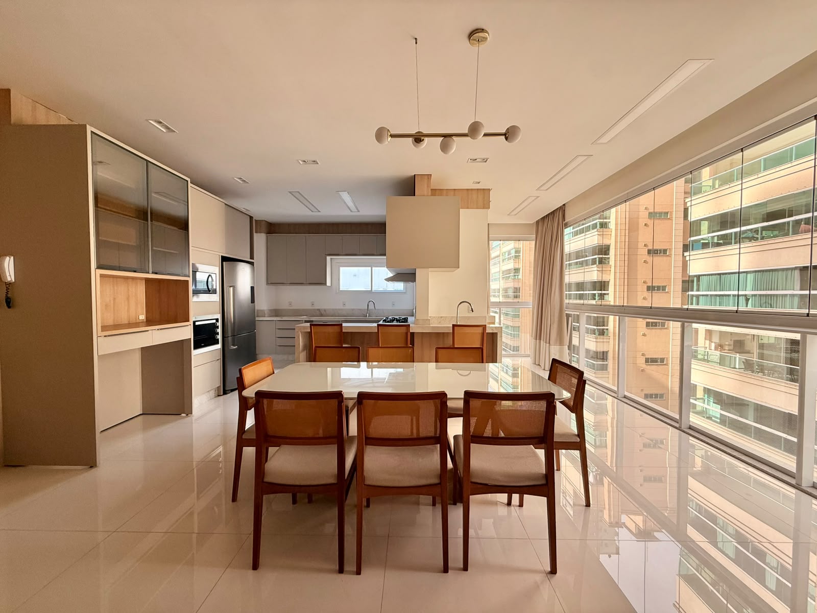 Apartamento Mônaco em Meia Praia | 4 Suítes e Vista Mar